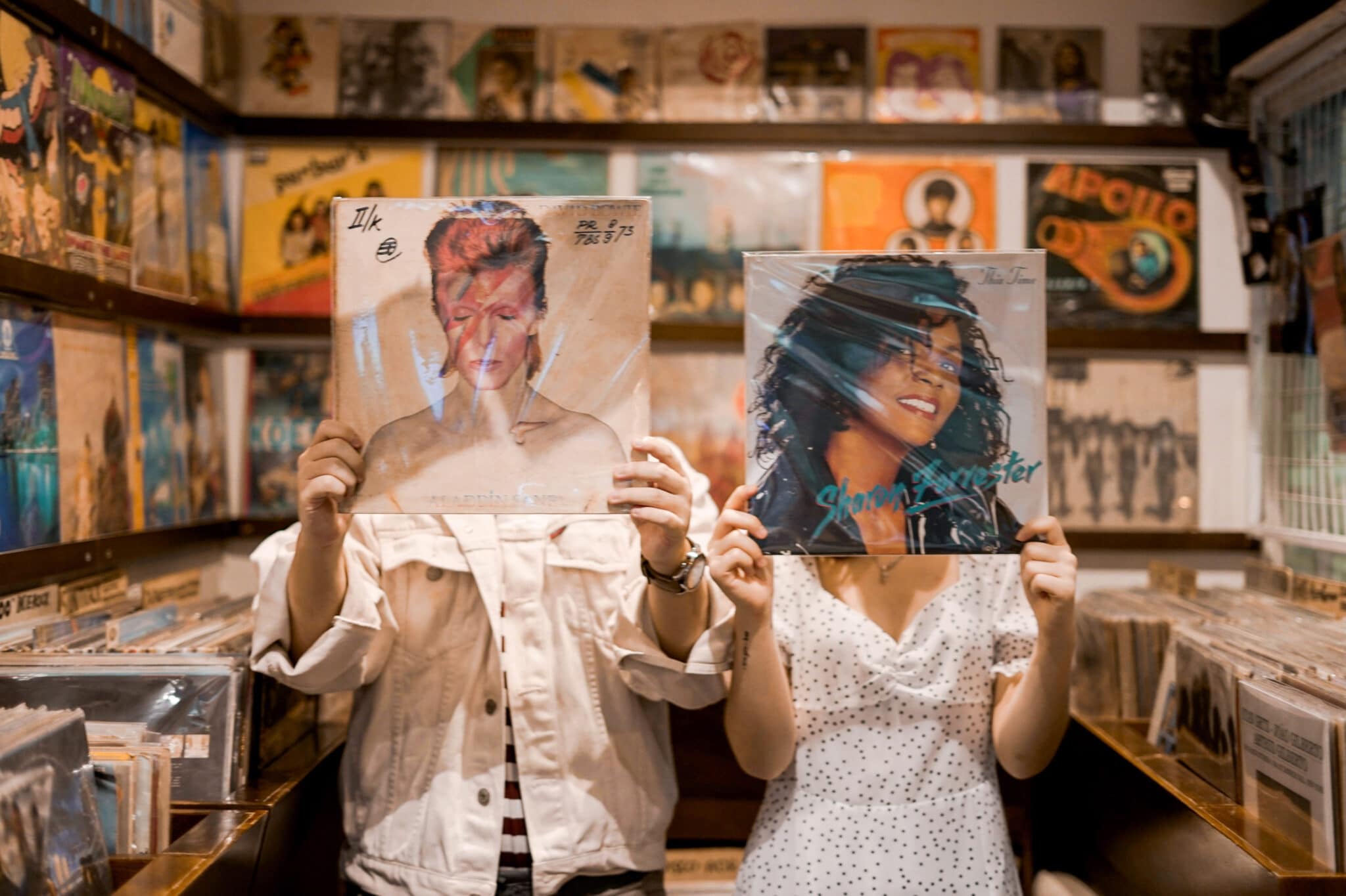 personnes tenant des vinyles